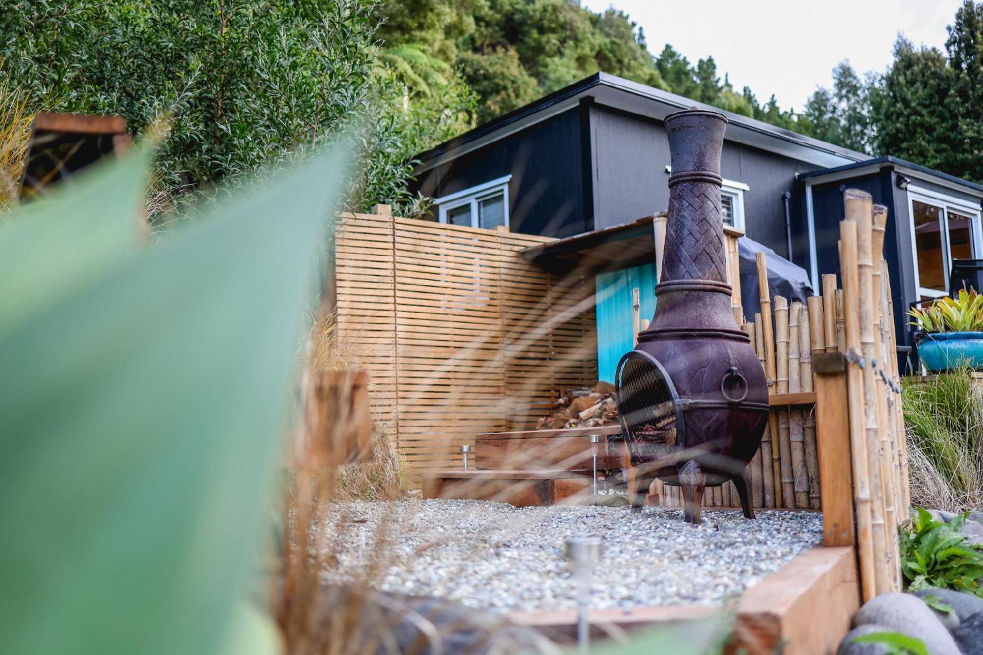 Kaitake Kabana - Unique, Off-Grid, Studio Retreat Oakura Экстерьер фото