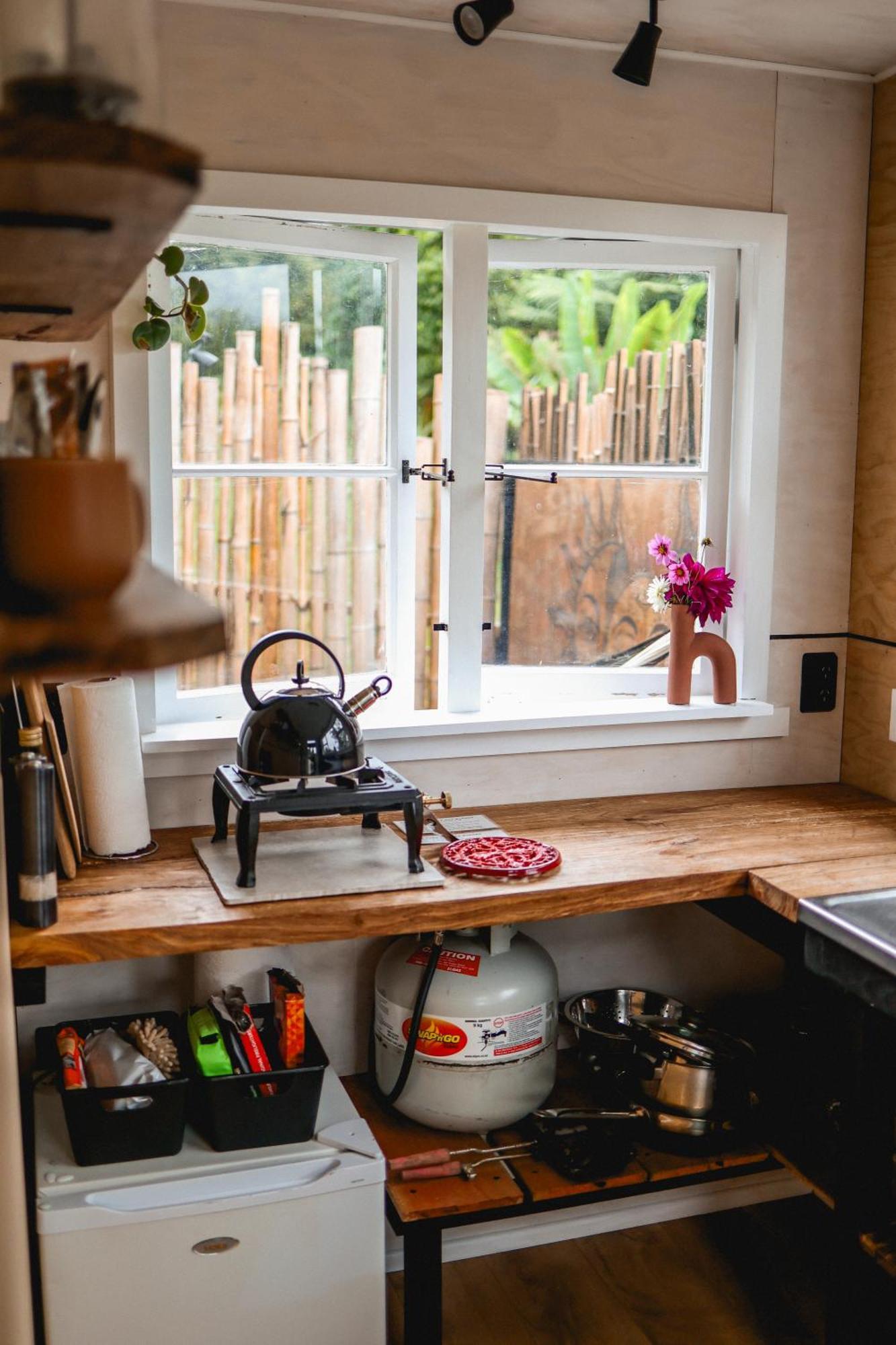 Kaitake Kabana - Unique, Off-Grid, Studio Retreat Oakura Экстерьер фото